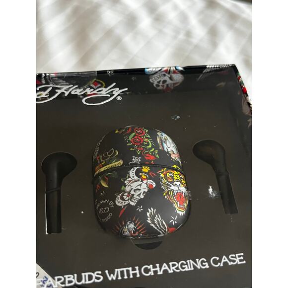 ED HARDY WATCH AND WIRELESS EARBUDS WITH CHARGING CASE MEN - Picture 2 of 8